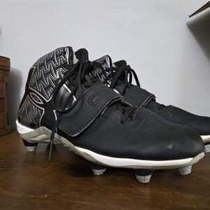 Under Armour Black and White Football Cleats Size 8